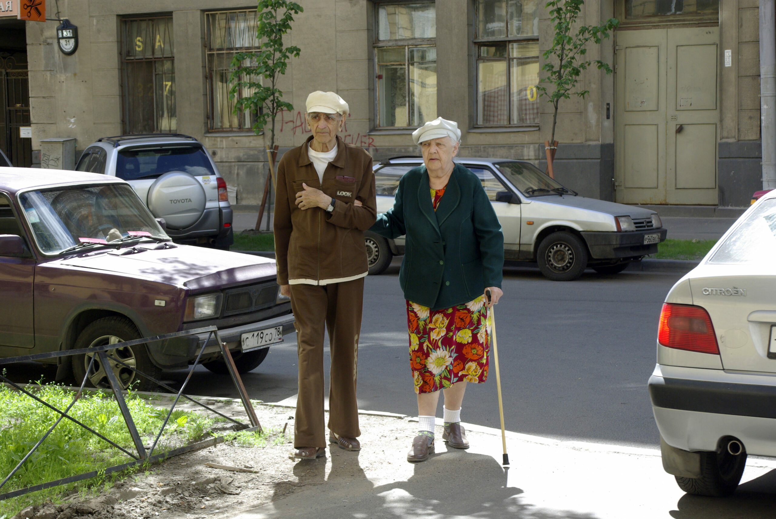 Пенсионеры санкт петербурга. Пенсионеры. Пенсионеры в России. Модный старик Россия. Пожилые граждане.