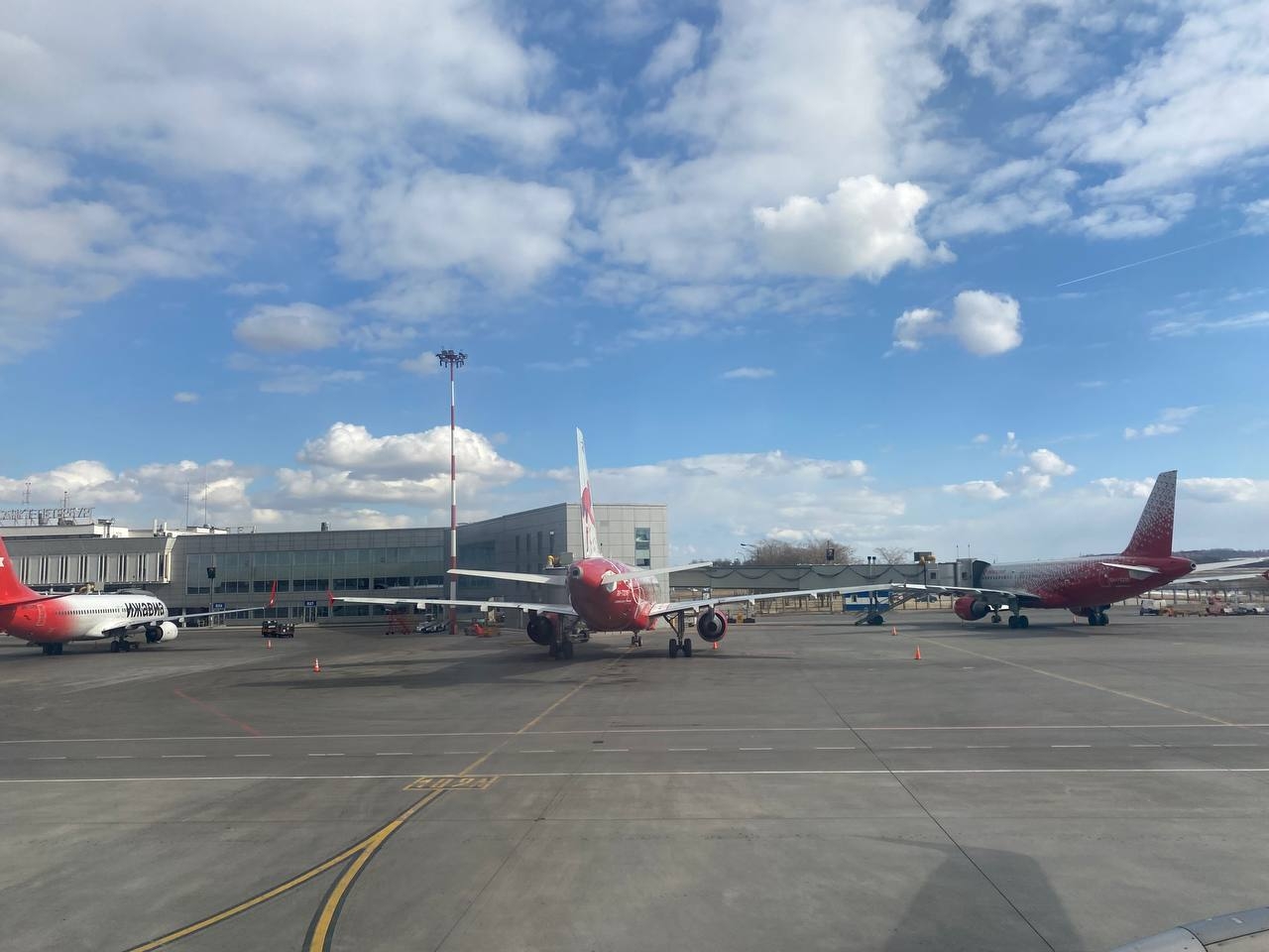 Питер екатеринбург самолет. Sichuan Airlines в Пулково. Самолет и аэропорт. Аэропорт Санкт-Петербург. Пулково самолет.