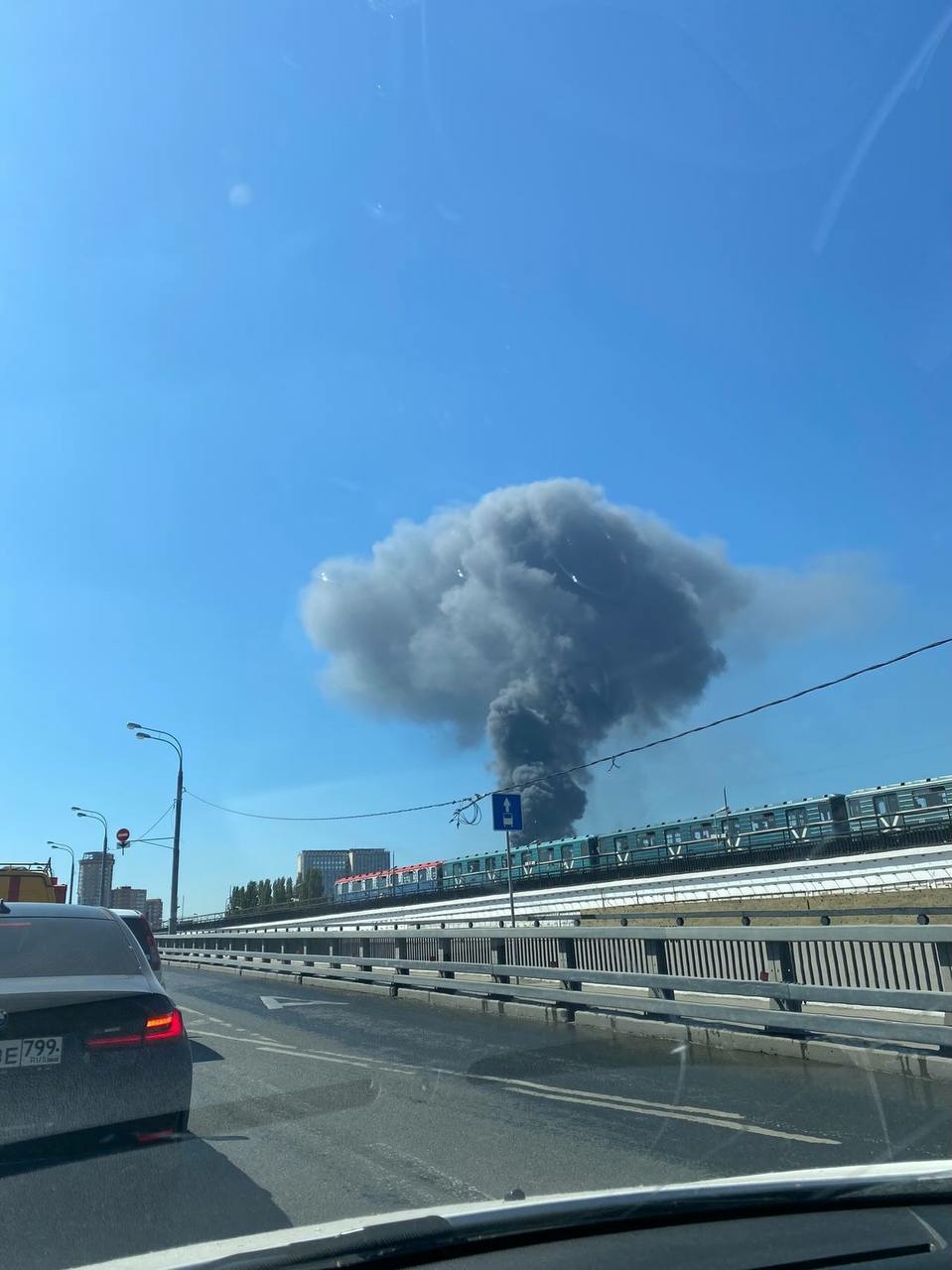 Пожар на каширском шоссе сегодня. Пожар Каширская. Пожар на Каширском шоссе. Пожар на Каширском дворе 29.06.2022. Дом на каширке пожар.