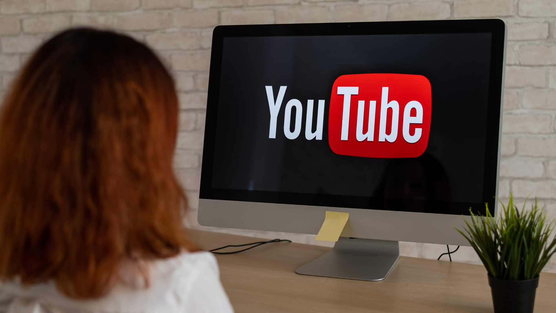 YouTube начал помечать дипфейки