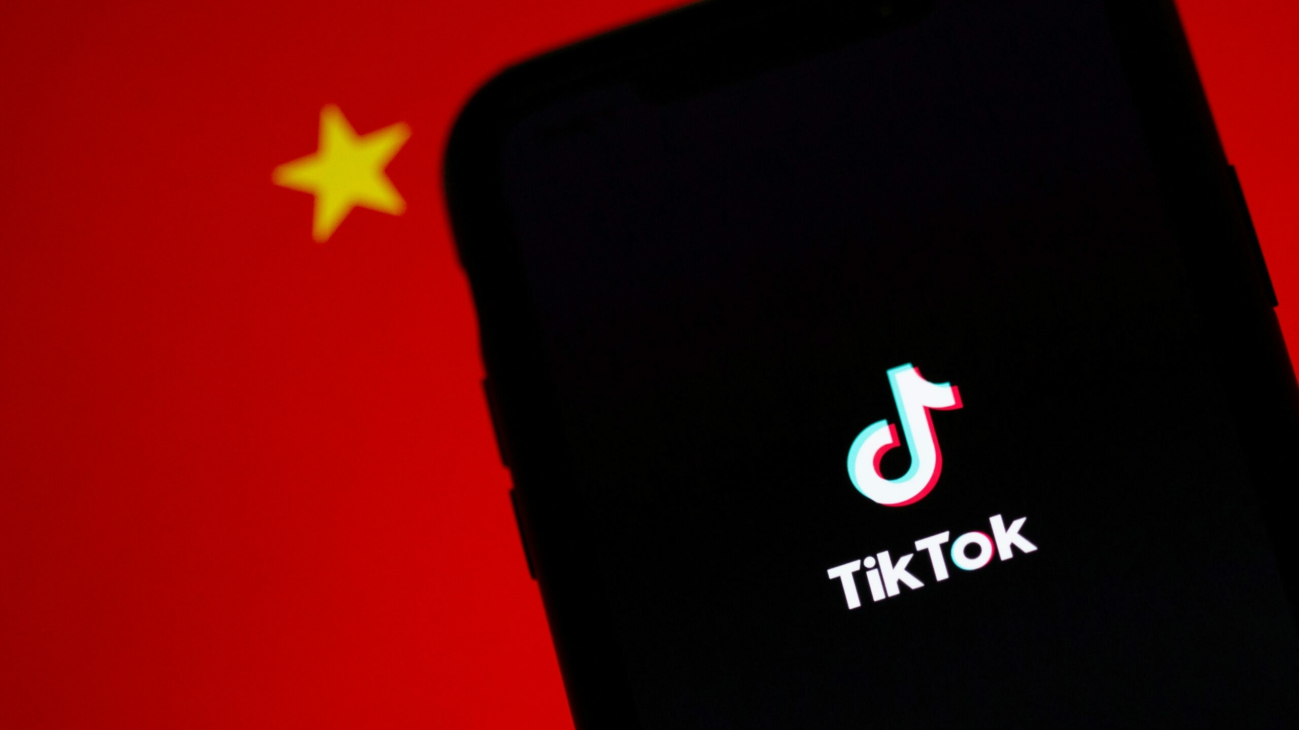 Владелец TikTok  подает в суд на бывшего стажера за саботаж ИИ проекта