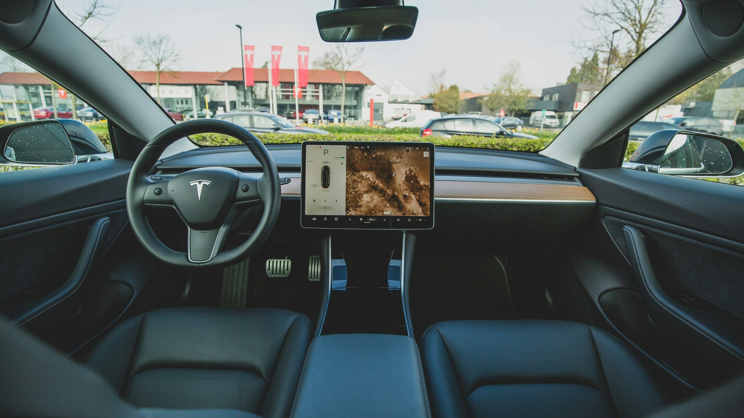 Tesla запустила тестовое роботакси