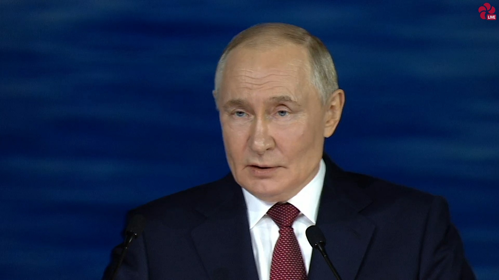 Путин подписал закон о создании национального мессенджера в России