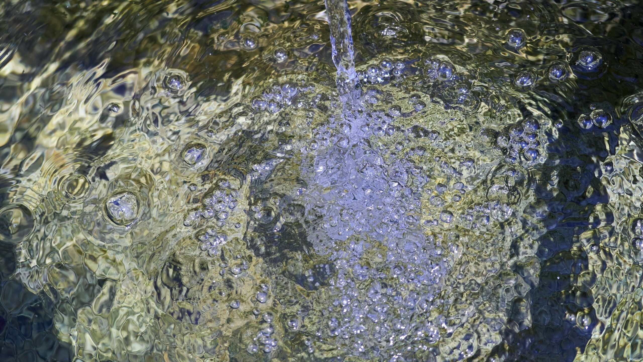 Российские ученые создали материал для очистки воды светом